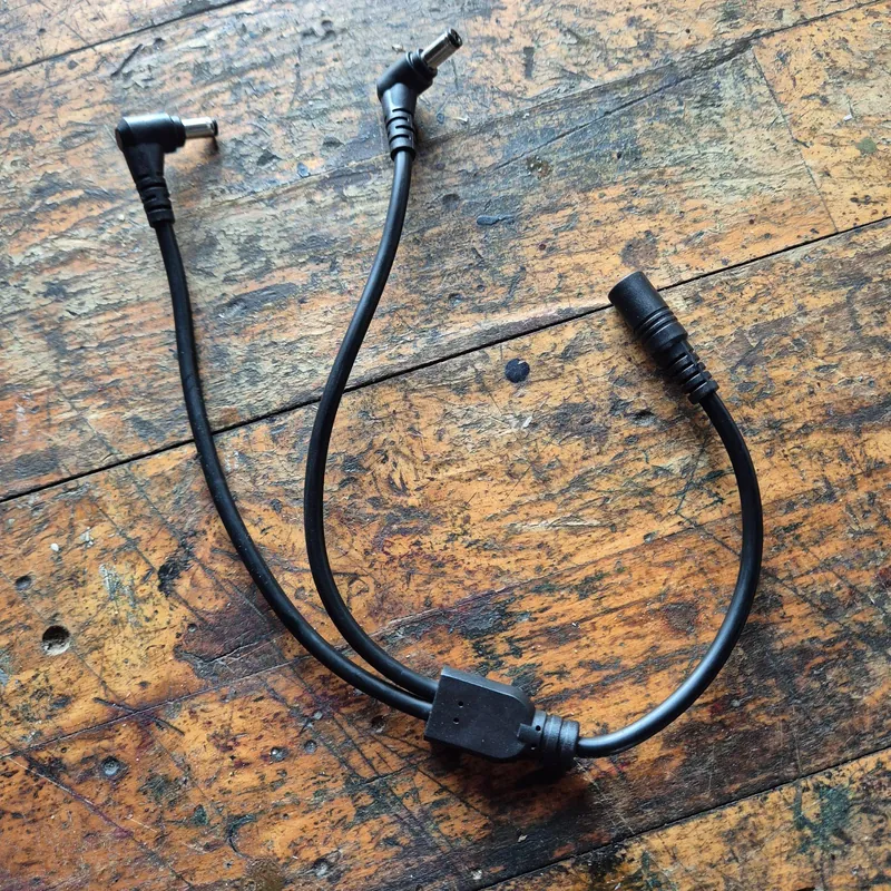 Y-cable splitting power from the Soundboks battery